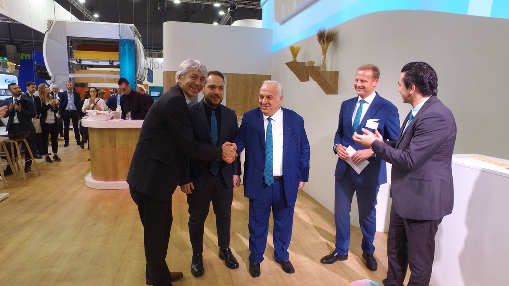 Buhler_Group's tweet photo. Celebrating the handshake between our CEO Grains & Foods @johannes_wick and our customer Oba Makarna from Turkey
#BuhlerNWD #Ipackima2018 https://t.co/HEcWW3UjrP