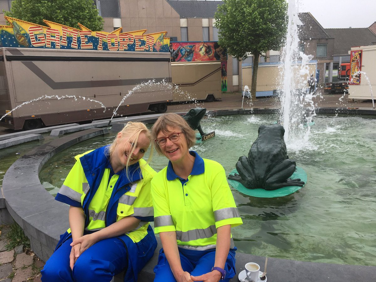 MargaVermue's tweet photo. Een organisatie om trots op te zijn, veel vrijwilligers, veel kinderen in actie @Miniroparunzvl @gemsluis Na het startschot zelf een stuk meegereden op de fiets met diverse teams. Sportief, gezond, lol en dat allemaal voor een goed doel! @EllemiekeHerman @Jeremyvermolen https://t.co/VgrbVV2lAK