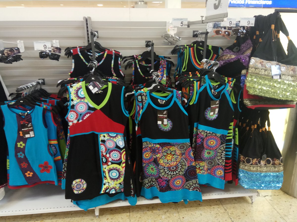 makenalx's tweet photo. Han puesto una sección de ropa de profesora de inglés en Carrefour. https://t.co/t0vDhyBhVz