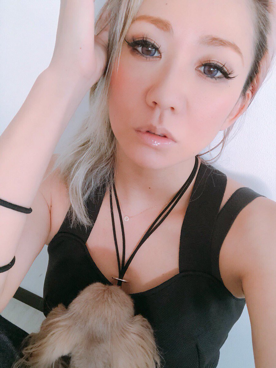 maikowalk's tweet photo. 普段から涙止まらなかったりするから、目によくないと思ってカラコンはずっと我慢してたけど…
これはアカン!!!
絶対買いなやつやんパーポー💜💜💜
#紫中毒
#倖田來未 #プロデュース
#カラコン #loveil
#kodakumi
#バイオレットグレア
#violetglare https://t.co/VtbtVGn779