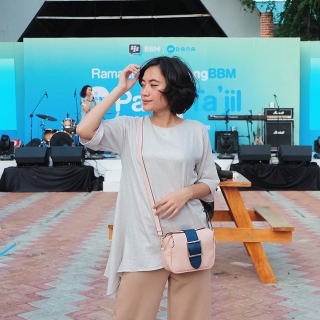 elwa's tweet photo. Ketika semua pose kalah sama yang candid saat sedang benerin poni ketiup fan.
tadi di Pasar Ta’jil #BarengBBM. 💙
•
•
📸 @fullmoonfolks https://t.co/xj5UhlZPbL https://t.co/Mqz2yASDNB