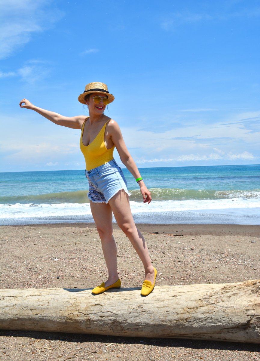 Fun in the sun with <a href="/naturalizer/">Courtney Tyson</a> at #costarica bit.ly/2xwGkhf #chicagoblogger #latinablogger #bloggerstribe #beachootd #emilinediaries