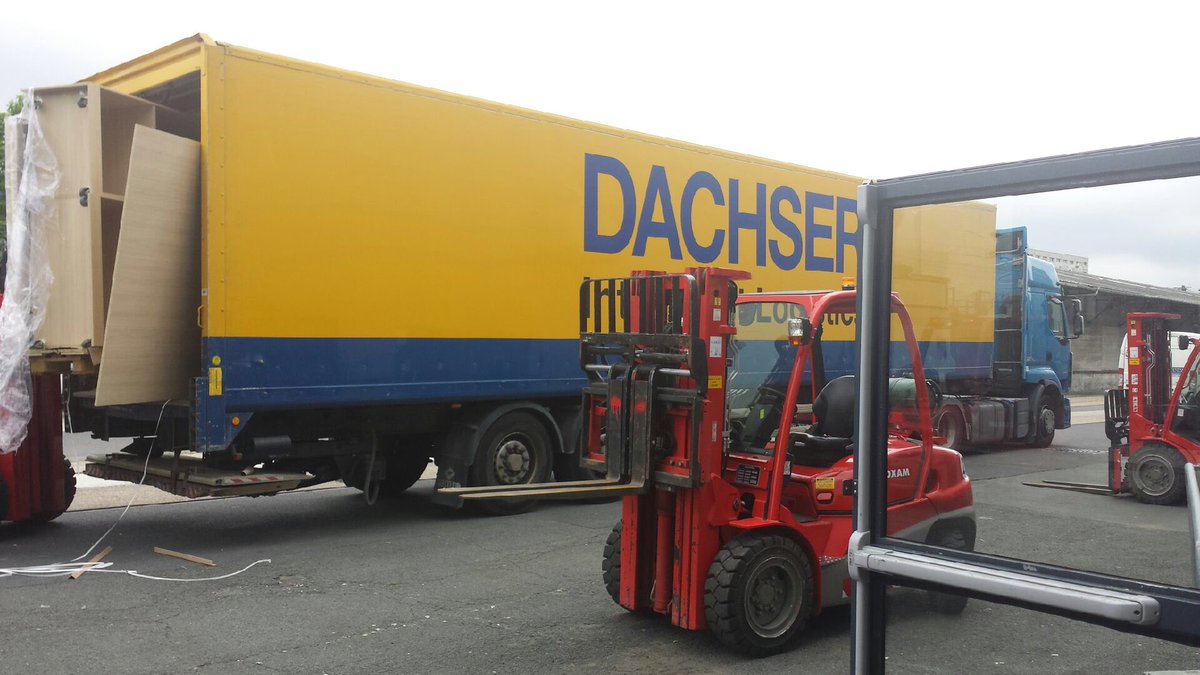 RBJoff's tweet photo. 9h00 Le ballet des camions commence . Les stands de #btobhabitat  arrivent ! https://t.co/azEtMqRMLO