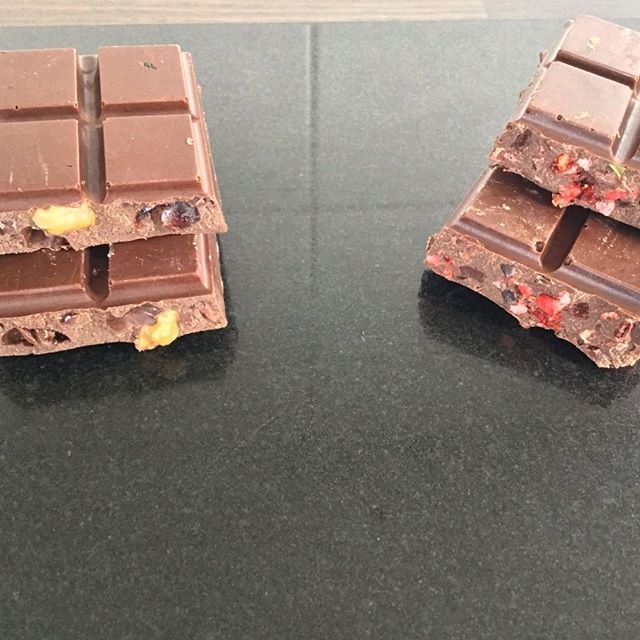 MakeRawChoc's tweet photo. We love a chunky fruit n nut raw choc, just like @jennypotterphotography 💖 #rawchocrocks "#vegan #raw #raw chocolate #jennypotter #elementsforlife #therawchef #amylevin #chocolatiere #rockchocs . See previous post. Just made home made raw vegan choco… https://t.co/lN5iqnj3xA https://t.co/heJjHE1G5p