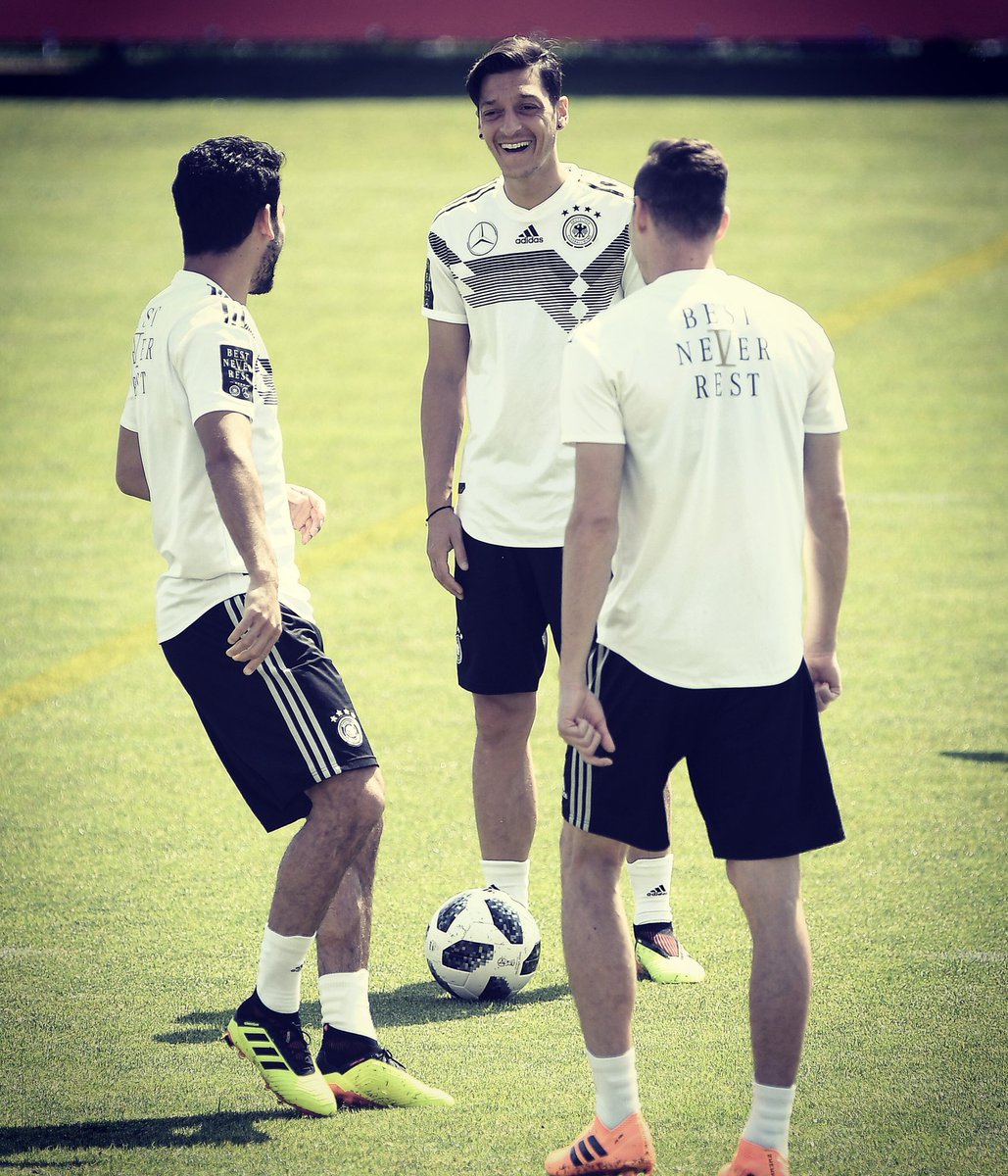 M10's tweet photo. That pre match day mood 😅 🇦🇹🇩🇪 #M1Ö #DieMannschaft #BestNeverRest #HereToCreate  @dfb_team @ilkayguendogan @draxlerofficial https://t.co/N2QZplHDoA