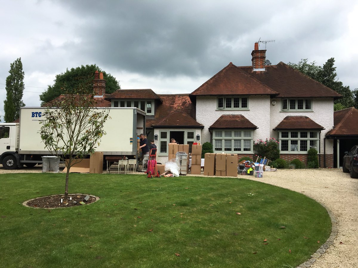 PhilipBoothesq's tweet image. A busy week for moving! Another satisfied client with a successful sale through Philip Booth Esq estate agents! #Movingday #signsofsuccess #PBEsq