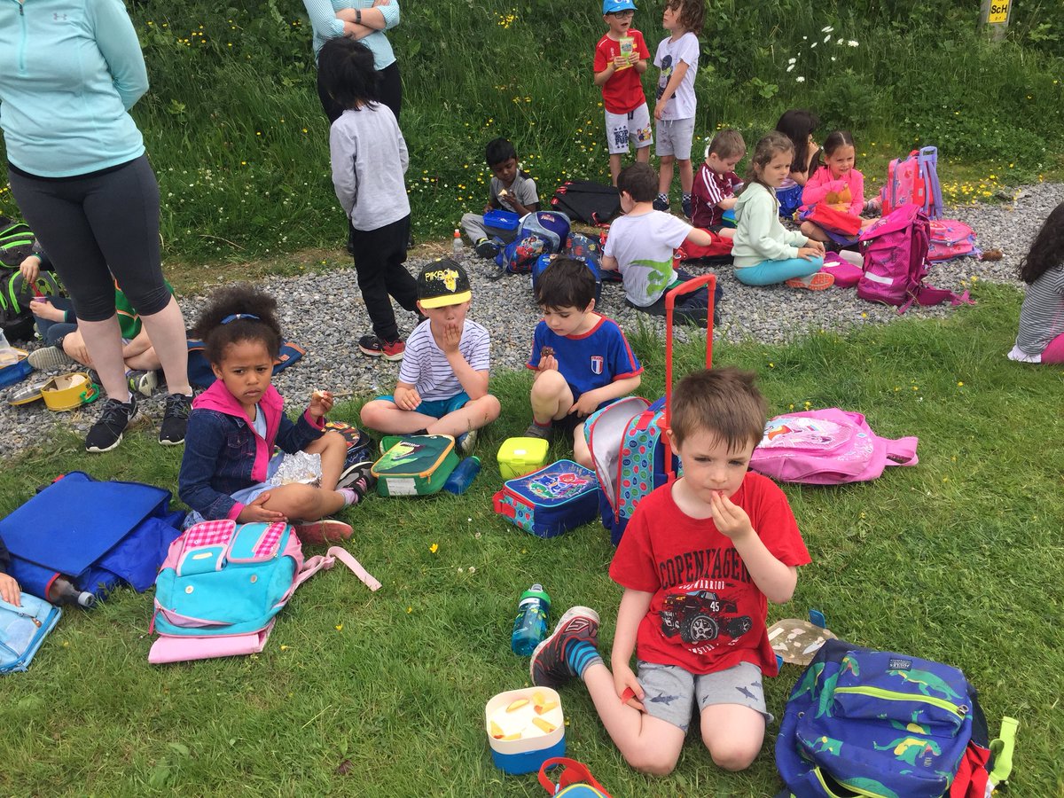 GetnsjiInfants's tweet photo. Taking a well earned break after all that running !! Well done junior infants! https://t.co/1UPM0HfnX8