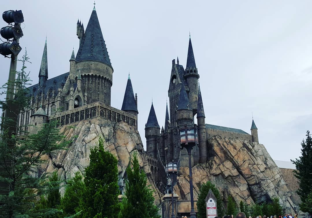 Jennnifer_Dawn's tweet photo. Day 1 Universal done! #UniversalStudios #HarryPotter #islandsofadventure #zonkos #honeydukes #Hogwarts #hogwartsexpress https://t.co/AF911odyoh