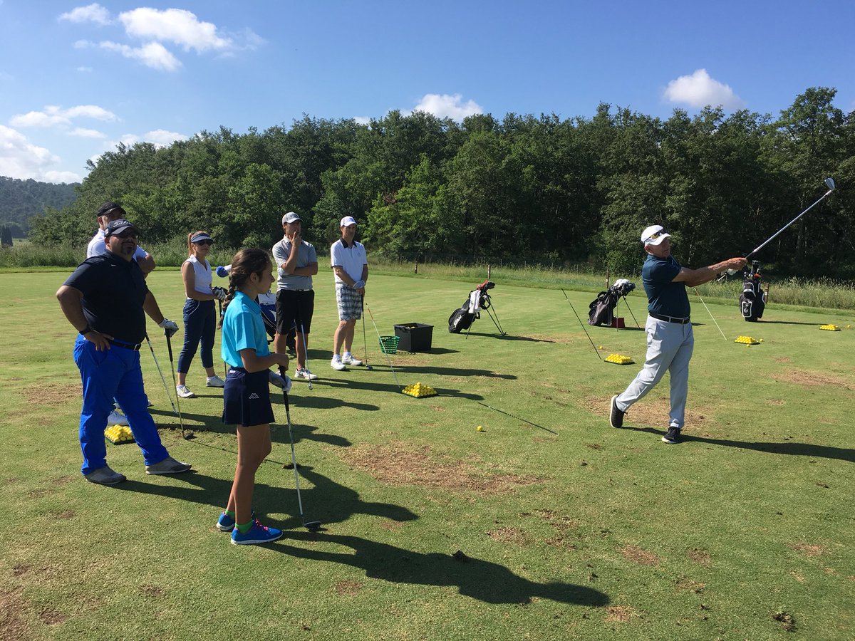 ZanardelliGolf's tweet photo. Terzo giorno di golf clinic con Chuck Cook nel meraviglioso golf @LaBagnaiaResort di Siena. Allievi giunto da ogni parte d’Italia per imparare il miglior swing di sempre con uno dei migliori coach della storia. #chuckcook #golf #clinic https://t.co/QYoZLEr0NA