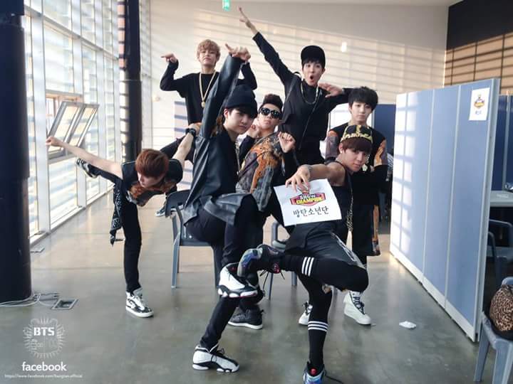 KOOZ_twt's tweet photo. From this BTS turns into this BTS
#방탄소년단 #FakeLove6thWin @BTS_twt https://t.co/sK29pPzGYM
