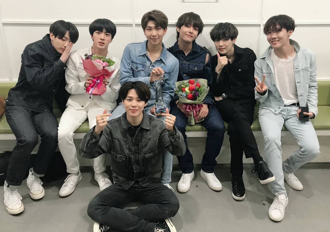 KOOZ_twt's tweet photo. From this BTS turns into this BTS
#방탄소년단 #FakeLove6thWin @BTS_twt https://t.co/sK29pPzGYM