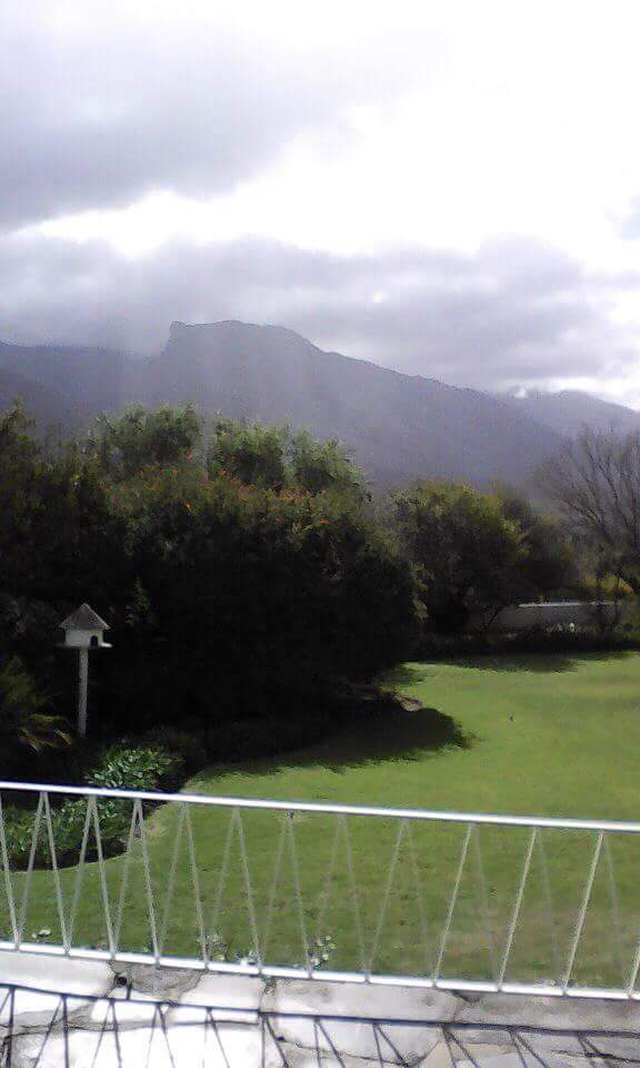 ReenvalSA's tweet photo. Hier kom die weer vanaf #Worcester en so lyk die #Matroosberg. Geneem vanaf #De #Doorns (onder vallei) Foto Jeanette Rossouw @SAWeatherServic @venter_annette @maroelamedia @debeer_anika @JoelGuy_ @landbou @Letabaherald @AgriWesKaap @TheCitizen_News @TygerBurger @OnsKontrei https://t.co/2Tk7APiWZc