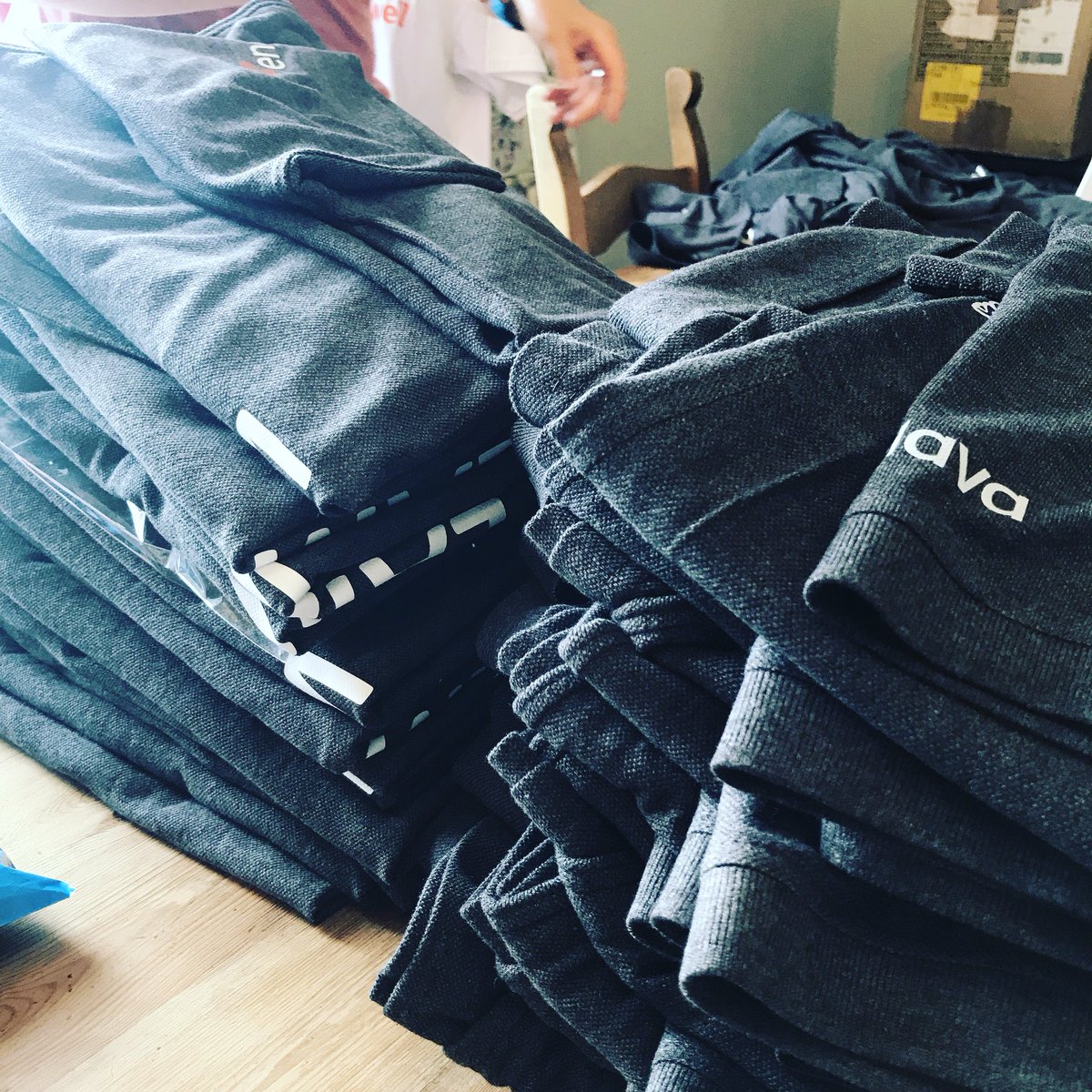 Portlantis's tweet image. Pressing polos for an exciting weekend convention! #raceagainsttime #packfaster #fold #polos #print #friyay #logod #clothing
