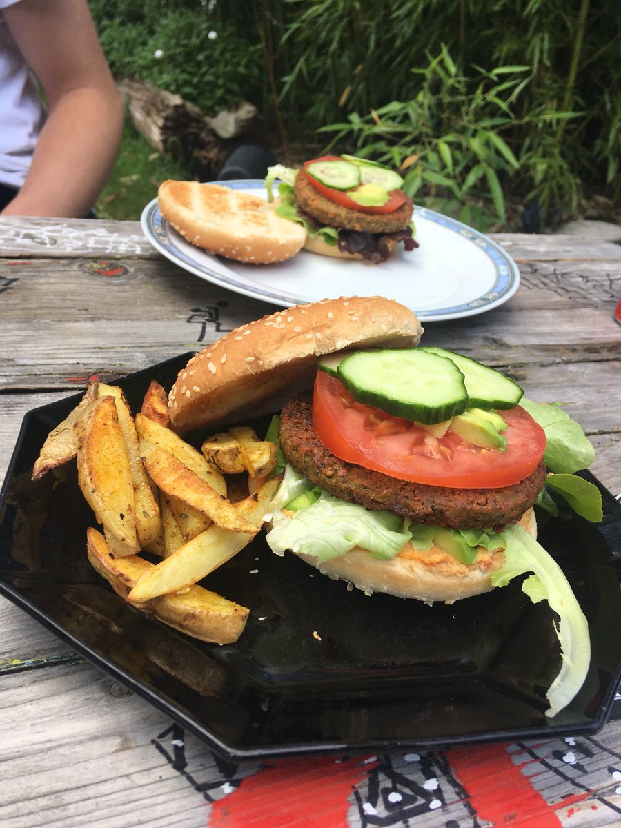 InleBlack's tweet photo. #vegan #foodporn #burger #VeganBurger #VeganFood #FryDay https://t.co/CQ3YHb65TS