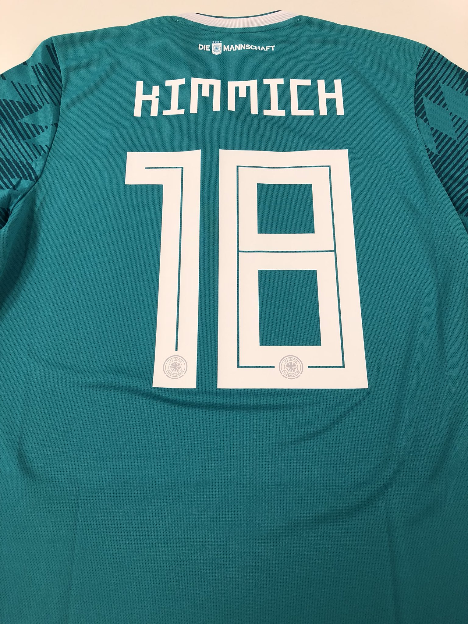 ともさん Tomosan サッカーユニフォームの世界 ドイツ代表18アウェイモデル マーキングはキミッヒ 1990年のアウェイを彷彿とさせる ウロコ柄 ドイツはシンプルさがカッコいいですね ドイツ代表 ワールドカップ キミッヒ Kimmich