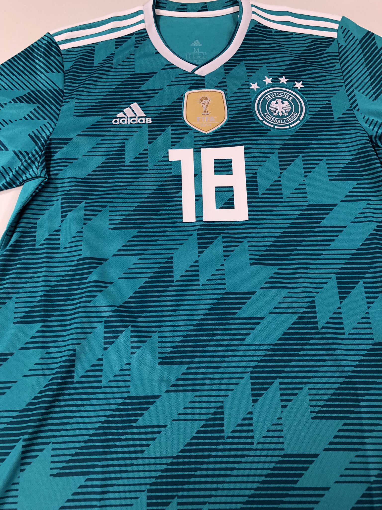 Twitter 上的 ともさん Tomosan サッカーユニフォームの世界 ドイツ代表18アウェイモデル マーキングはキミッヒ 1990年の アウェイを彷彿とさせる ウロコ柄 ドイツはシンプルさがカッコいいですね ドイツ代表 ワールドカップ キミッヒ Kimmich