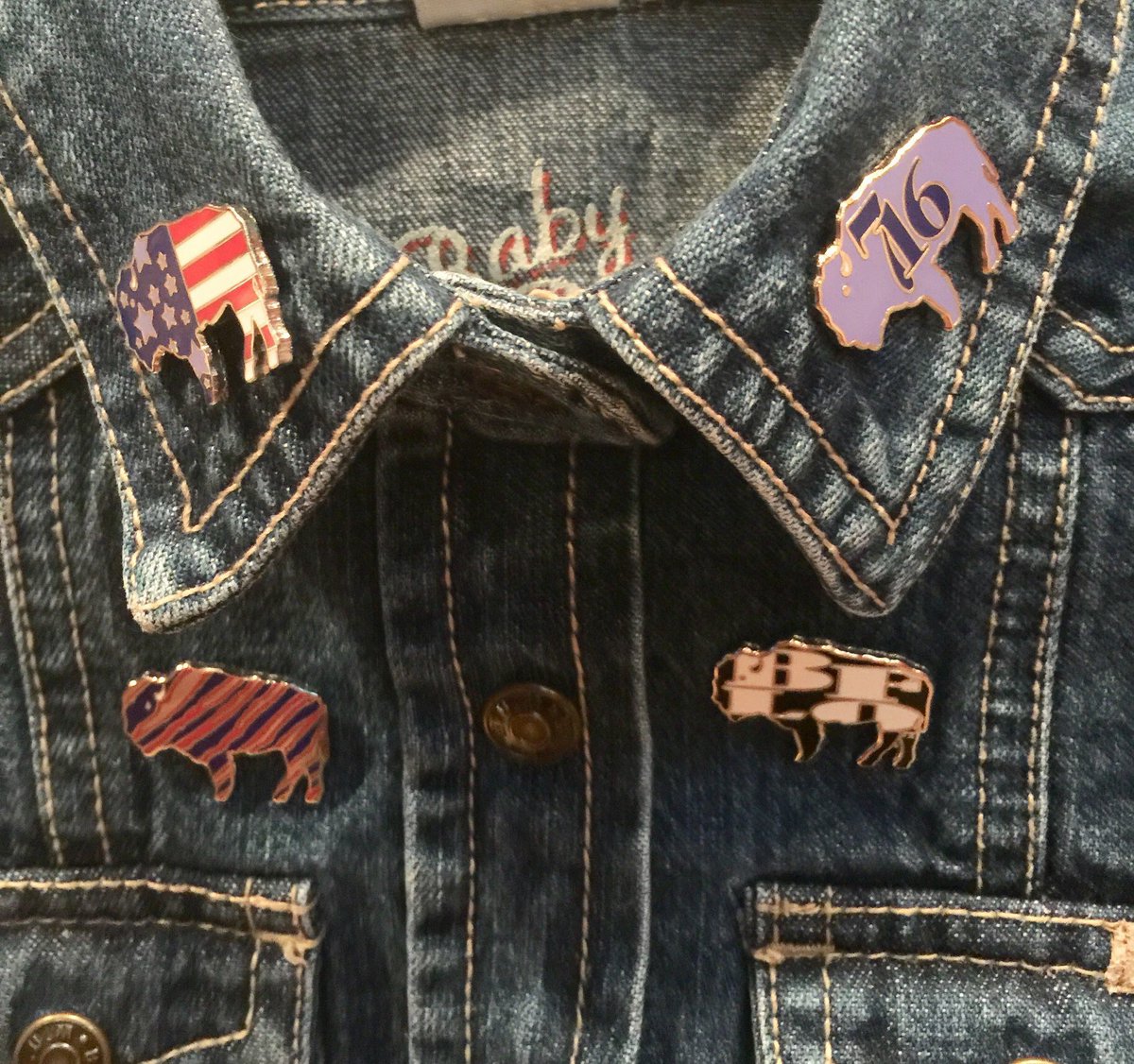 BuffTreasures's tweet photo. #TagZ Hard enamel, gold and silver metal #LapelPins #Tietack #InBUFFALO #BFLO #716 #Zumbas #Buffalo #AmericanFlag #ImpressApparel #BuffaloPins #pins #EnamelPins #collectiblePins #BFLO #BuffaloNY #BuffaloNewYork #AllentownArtFestival https://t.co/4cCqmMivTN