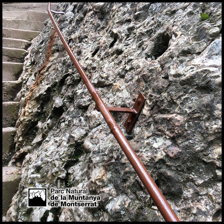 PNMontserrat's tweet photo. La brigada del #Parc #Natural ha instal·lat una nova barana a les escales del pas dels francesos del @PNMontserrat per tal de millorar la seguretat dels visitants a #Montserrat https://t.co/Rxg1dG7tFs