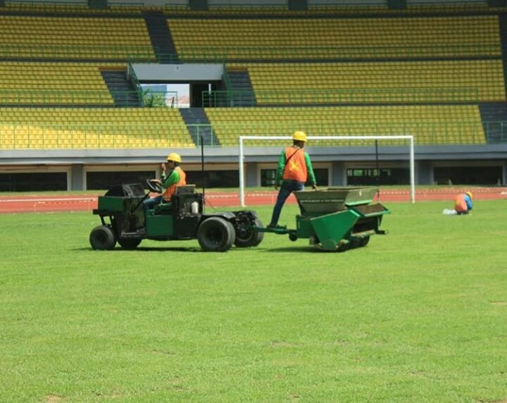 Bola_Jakarta's tweet photo. Kondisi rumput Patriot sekitar seminggu yang lalu.

Terus, foto yg dishare @Persija_Jkt itu foto kapan ya? https://t.co/M3kf3JWDCL