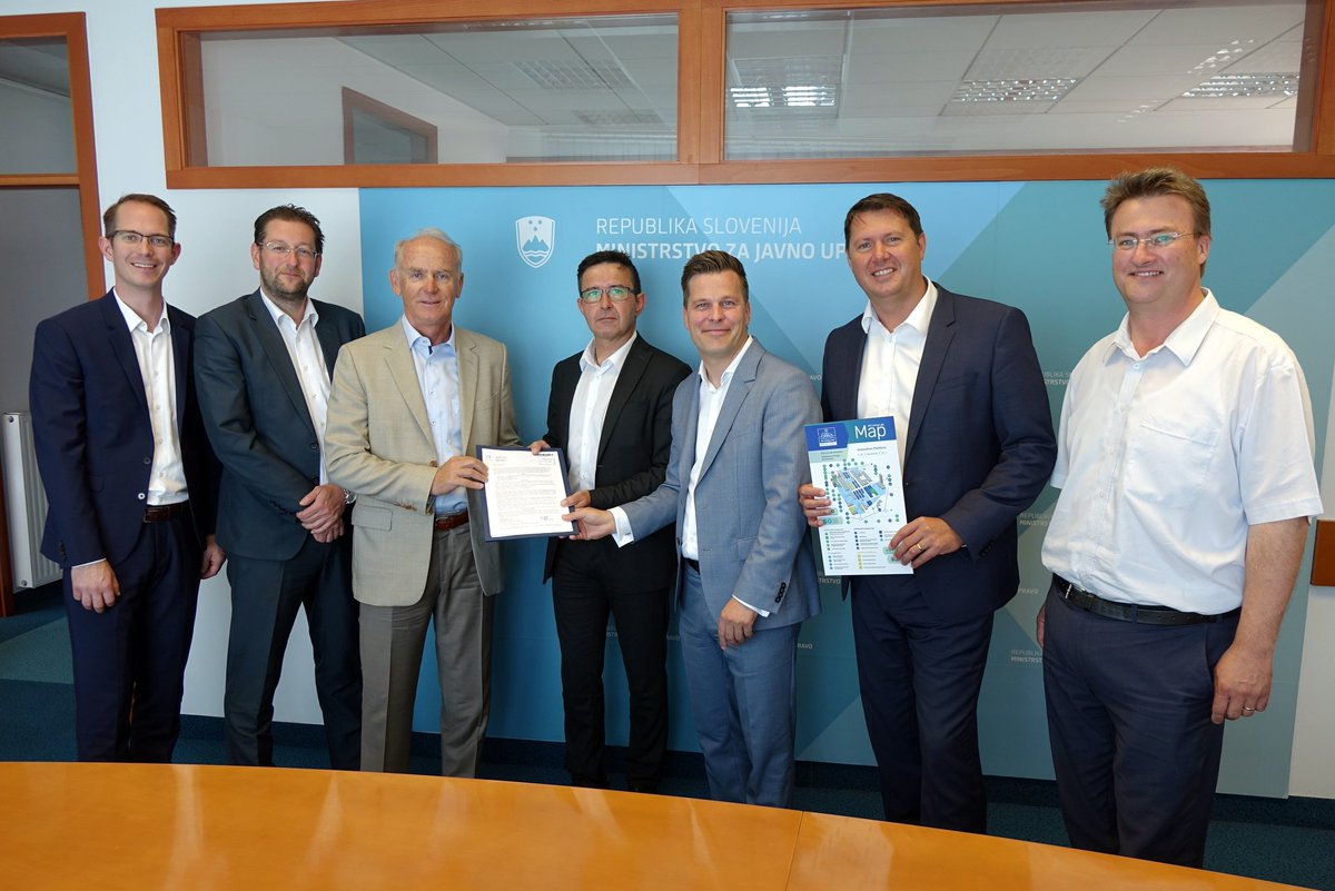 AVLivingLab's tweet image. Slovenian radio frequency regulator in the presence of Minister of Public Administration @kobo00 awarded AV Living Lab ecosystem of @BTC_City the use of frequencies for #5G testing, V2X, IoT experimentation. @gizmoglue @JulijBozic avlivinglab.com/5g-av-living-l…