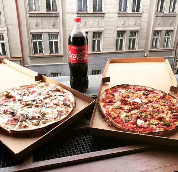 SirTobys's tweet photo. There's no better feeling in the world than a warm pizza box in your cozy hostel room.
📷 : @y.c_wang_amber https://t.co/kLWizDjgh7