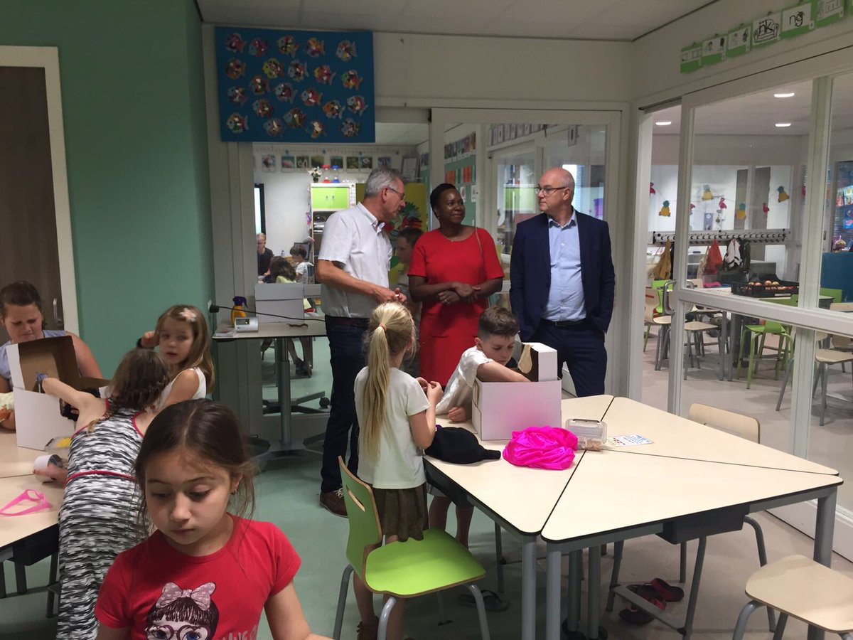 Arlene Denissen en @janh_hoe bezoeken #Kindcentrum <a href="/kctVen/">kctVen</a> #Rosmalen. Directeur Joep van Lierop leidt het #collegevanbestuur, dat met de komst van Arlène vandaag voltallig is, rond.  #kennismaking #aftrap #schoolbezoeken