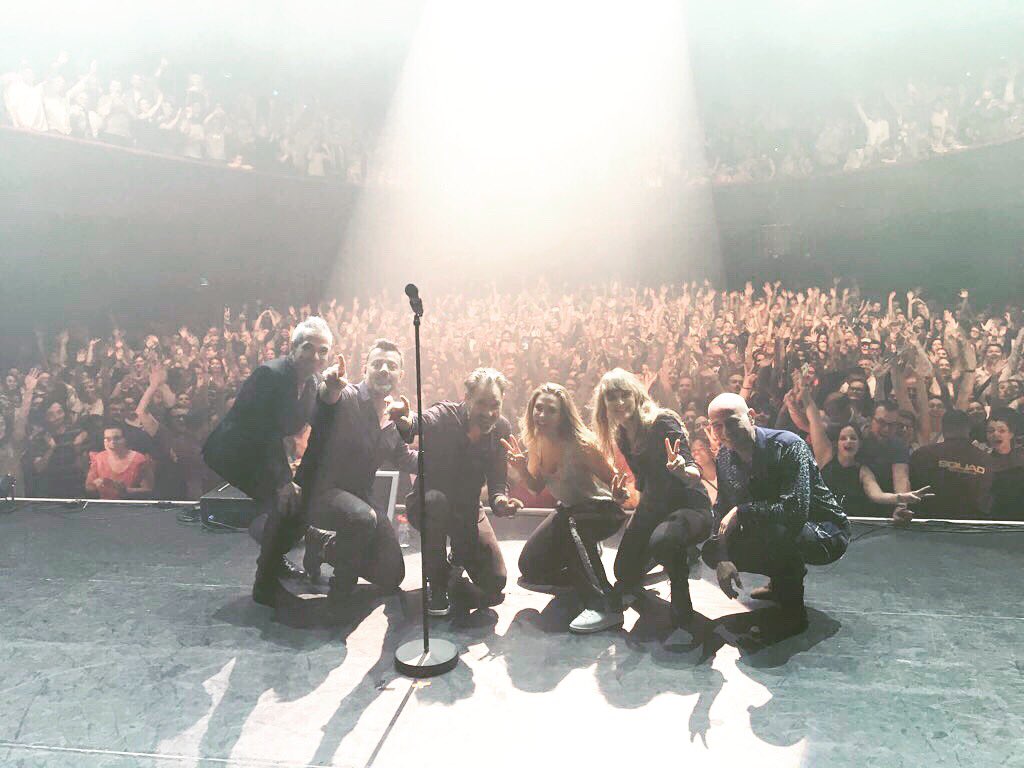LoriePester's tweet photo. Hier on était sur la scène de l’ @OLYMPIAHALL ! 
Merci à tous pour cette ambiance de folie, et merci à tous d’avoir pu réaliser ce rêve ! #reve #concert #olympia #scene #photo #souvenirs https://t.co/f2ZTgSlh8c