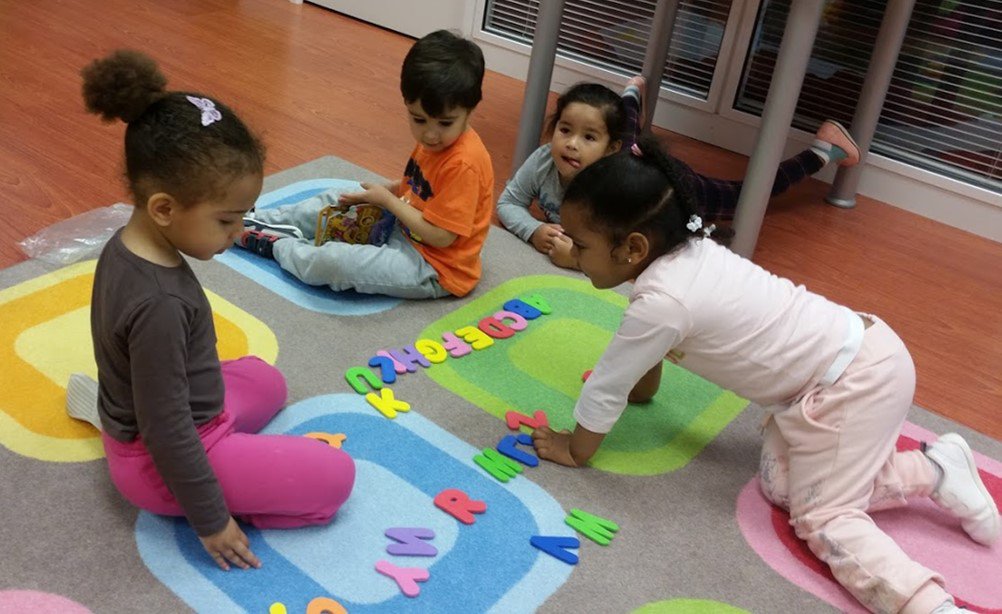 SpainLIFESchool's tweet image. Cooperation: Working together to learn the alphabet.
Cooperación: trabajando juntos para aprender el alfabeto.
#Cooperation #LearningTheAlphabet #Cooperación #AprenderElAlfabeto #AprenderHaciendo #EducaciónInfantil