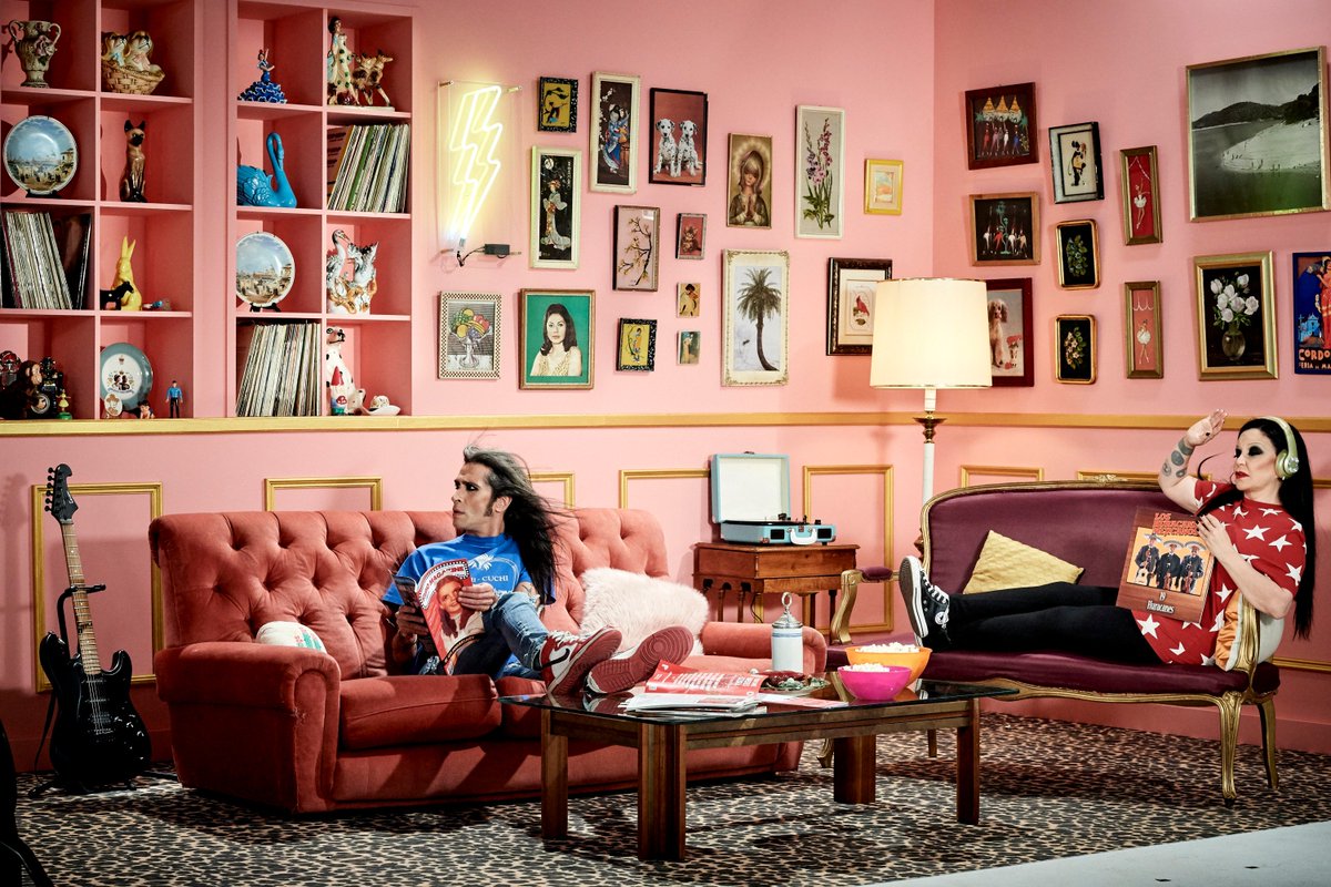 AlaskayMarioTV's tweet photo. 💥 NOTICIÓN 💥

¡¡El finde que viene NO HAGAS PLANES!!

El 8, 9 y 10 de junio podrás visitar el salón de #AlaskaYMario 🛋, vivir una experiencia mexicana 🌵... ¡y tendrás la oportunidad de conocerlos en persona! 😮

¿RT para hacernos felices? 😬

#AlaskaYMario https://t.co/2hVrW5b9rL
