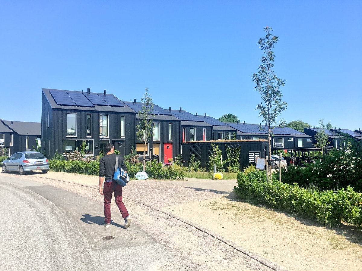 NicolasLoubet's tweet photo. Arrivé au Danemark pour la conférence #EnergyCollective &amp; #WeOu (https://t.co/ckUARdD4UF) La présentation du jour pour @CallMeDaisee est assurée par @ryu5t : https://t.co/e1YfLvbXVy https://t.co/2JptNVfnFR