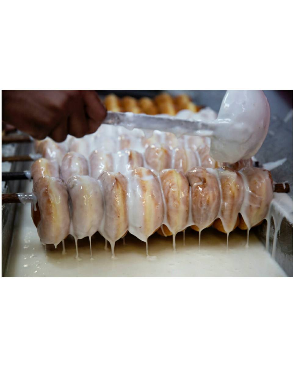 OFdonutsChi's tweet photo. People come from miles around from  Roseland to Garfield Park in search of hot glazed donuts #dripdrip 
#facts #chicagosbest #oldfashiondonutsinc #chitownfoodies #donut #donutislife #bestdonutsintown #glazedonuts #oldfashiondonut https://t.co/iGNWmK13Fe