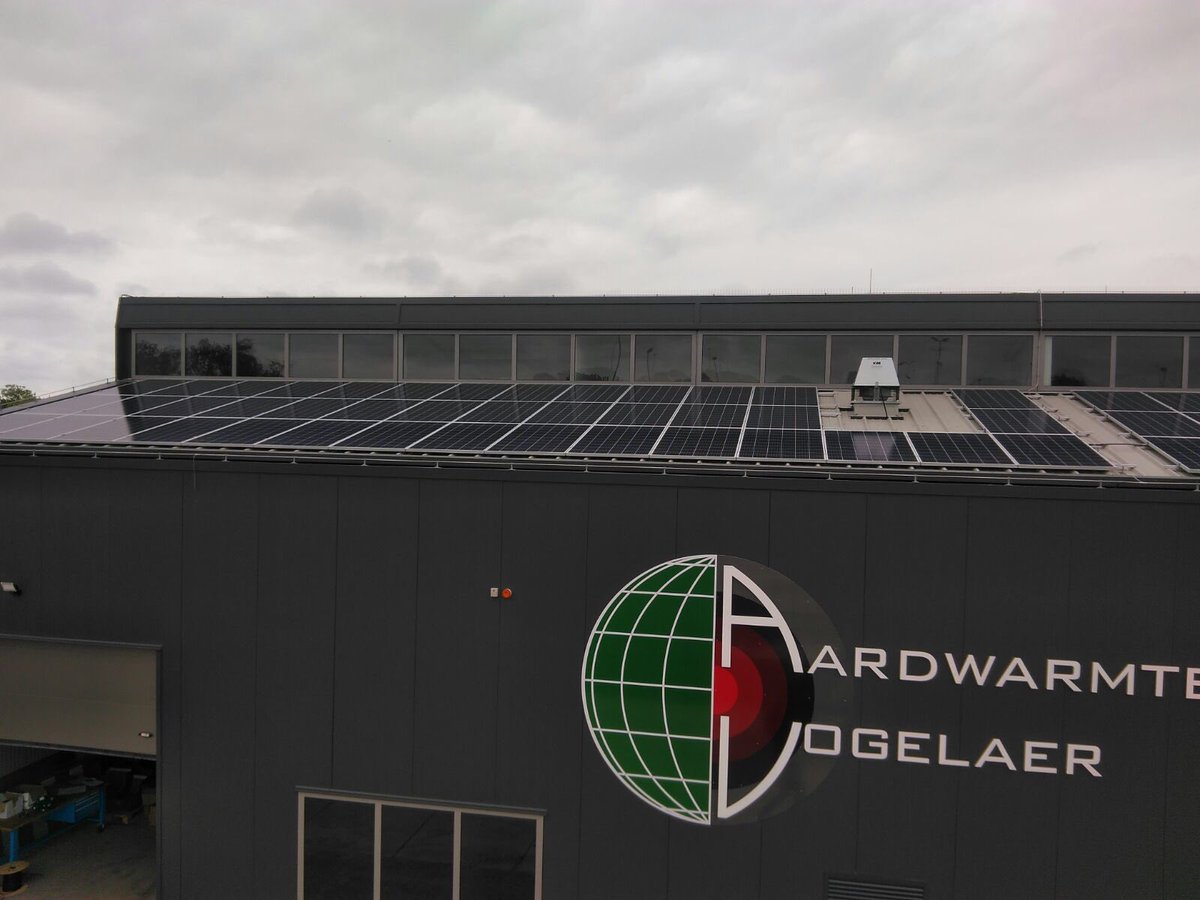 Dit is #verduurzaming ten top! Aardwarmte Vogelaer plaatst ook ZonPV installatie <a href="/SolarNRGnl/">SolarNRG</a> bovenop #geothermie installatie welke al 13 miljoen kuub gas per jaar bespaard.