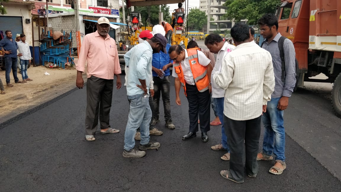 EE_Hayathnagar's tweet photo. Inspection of BT road at ME Reddy function hall on Sushma Big Bazar road. https://t.co/OczG4sOouE