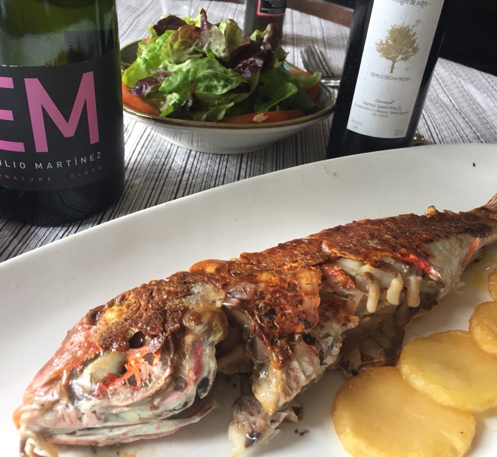 Armonizamos🎼 Salmonete  del Cantabrico entero a la plancha  muy🔝👏👏 con #EMbrutnature y aderezamos ensalada con #vinagredesidra #LlagardeOles <a href="/sidreriaElCuetu/">Pablo Costales</a> #Gijon #Asturias
 #EMbrutnature 🏅🏅🏅#metodoChampanoise 11 meses de crianza 🍸🍾#SidraDeAutor #CosechaPropia 🍏🍎