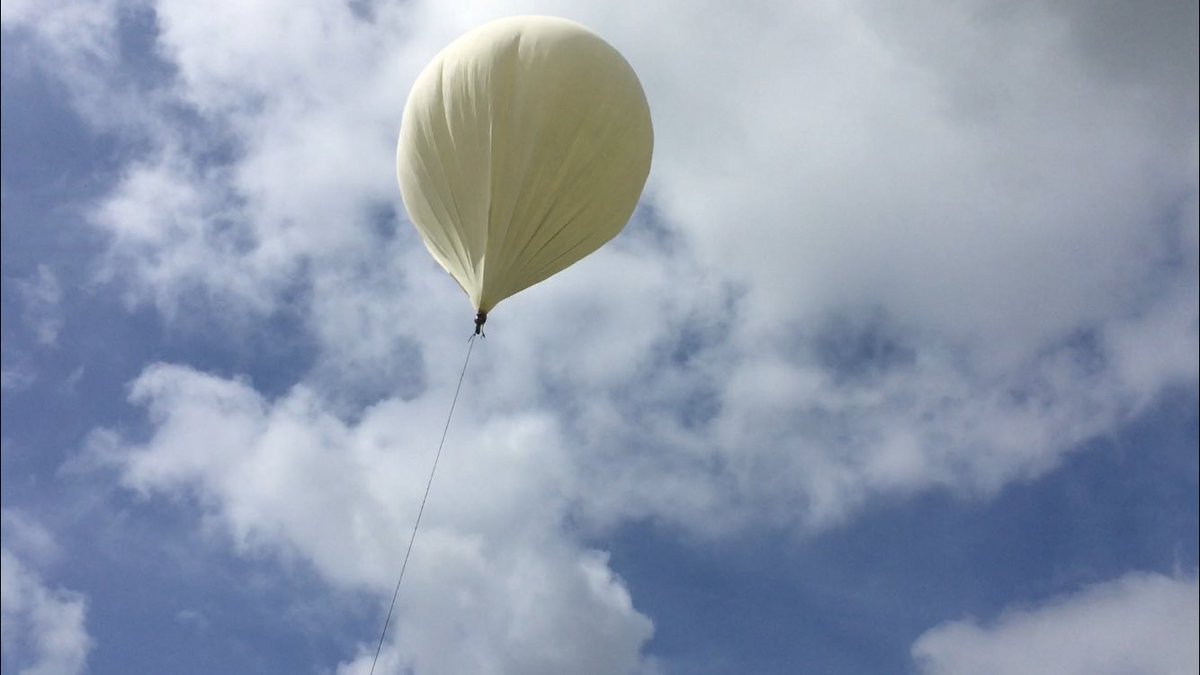 HABbyEAL's tweet photo. A GIANT 1600g balloon for @MashComOfficial today! Landing in Shakespeare country of Stratford upon Avon. #spaceballoons #EAL #HAB #MASH https://t.co/XYWXJufU75