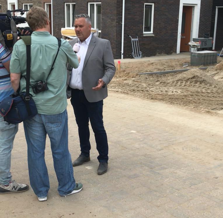 NOS journaal van 18:00 doet Hans Weijenberg zijn verhaal over zijn carrière switch naar de bouw. Daarnaast vertelt Martien van Reen over de zij- instroom bij Bouwmensen. Wij hebben de samenwerkingsovereenkomst ontwikkeld met het UWV en gemeente Apeldoorn.