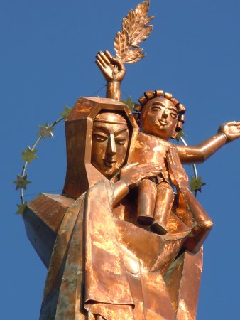 C'est cette statue qui surplombe le site de Baillet-en-France. Marie présente son fils au monde. Il tient à la main un rameau, symbole de paix. #NotreDamedeFrance #ReinedelaPaix #30ansNDF #VirgoMaria #AveMaria