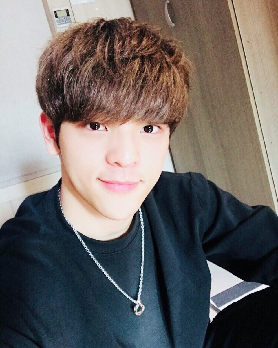 StrayKSubs's tweet photo. [#INSTA] @ realstraykids 

《TRANS》

Sunlight came in from the window haha I like this particular weather like it is right now..!! #straykids #woojin #weatherisgreat!

▪Trans by SKS▪
#StrayKids #스트레이키즈 #IG #Update #Woojin https://t.co/VF2wkMQjv7
