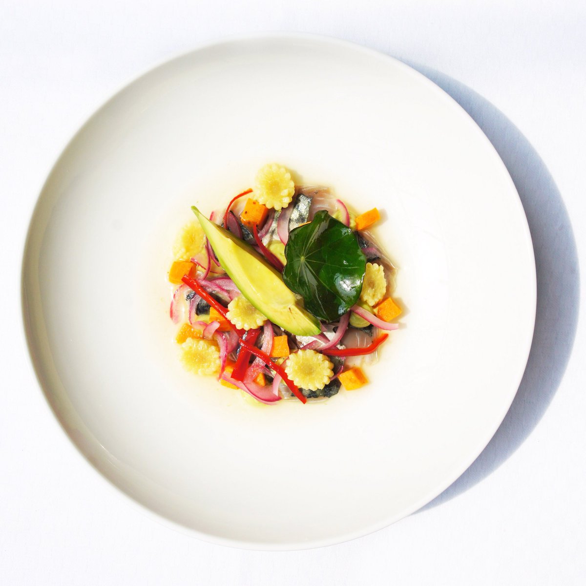 MAKREEL CHEVICHE- Ingelegd in limoen, citroengras, rode peper kortom echt op z’n Ricardo’s and we love it!
#restaurantlegarage #makreel #cheviche #restaurant #seafood #summer