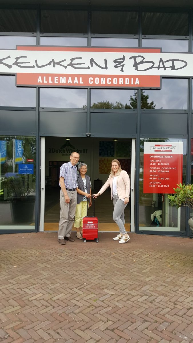 KeukenenBadConc's tweet photo. De eerste kanshebbers voor de reischeque van 2 personen zijn een feit! De heer en mevrouw Wortelboer gingen met een gevulde koffer naar huis. Toe aan een nieuwe #keuken, #badkamer of #tegelvloer? Bij aanschaf maak ook jij kans! https://t.co/shXvFOma9b