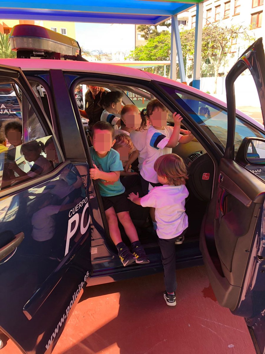 polprcanarias's tweet photo. Hoy hemos disfrutado con los más peques del CEIP Pérez Valero #Arona #Tenerife, se han montado en coches @policia y les hemos explicado cómo es nuestro trabajo. Muchas gracias chic@s!! 👏👏👏 https://t.co/CL9IT3DbSi