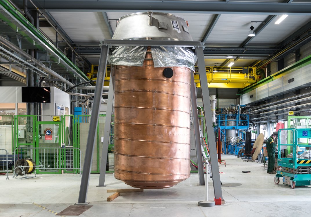 CERN's tweet photo. The FRESCA2 magnet at CERN recently reached a magnetic field of 14.6 teslas, a record for a magnet of its type.

Read more about this achievement: https://t.co/WvIvKbOXHG

📷 The FRESCA2 cryostat before the insertion of the magnet (Image: Sophia Bennett/CERN) https://t.co/jeRvrr1bkj
