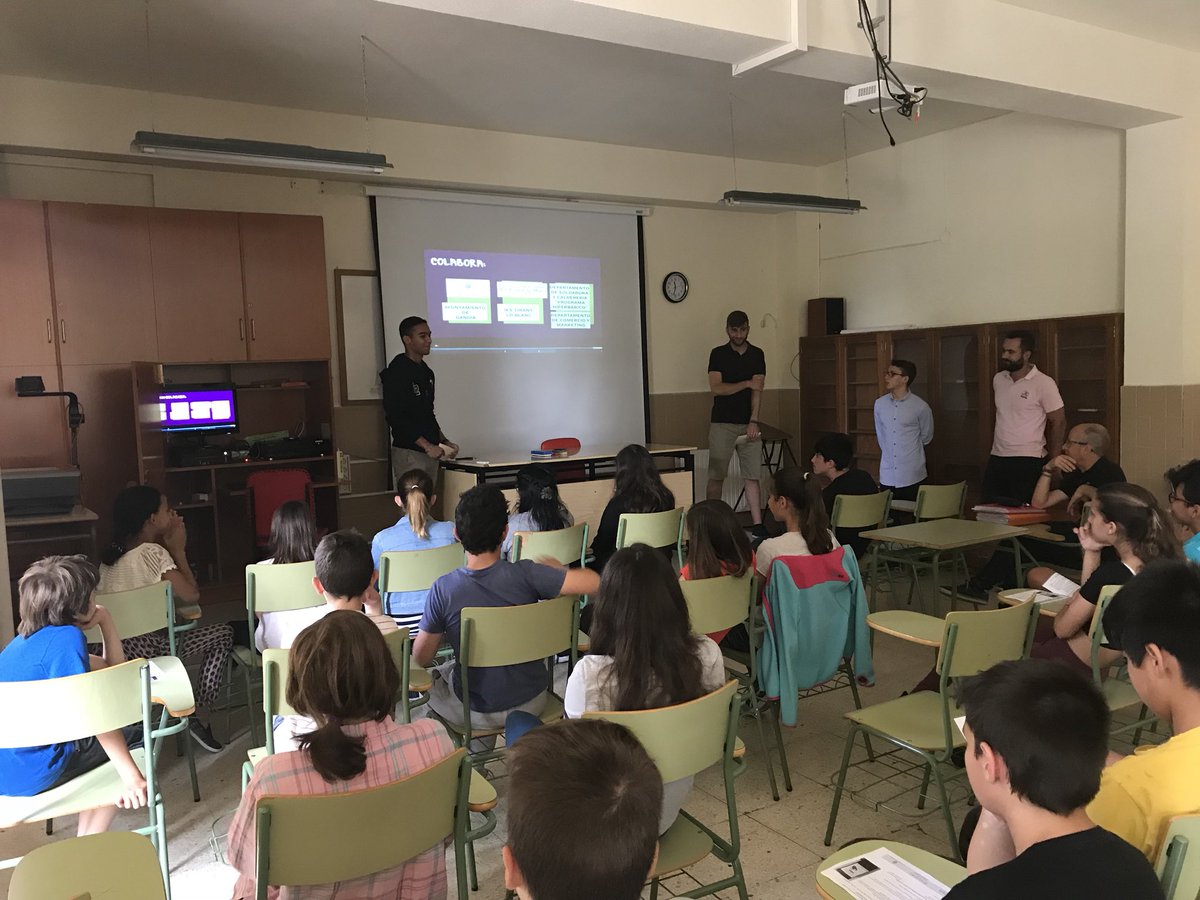 TInercia's tweet photo. Explicando el proyecto de Globalmón sobre recogida de material escolar para Guinea Conakry, junto con nuestros compañeros de Comercio Internacional. La responsabilidad social de la FP. Gracias al apoyo @aj_gandia.  @hiperchallenge https://t.co/ogHPhHfaqd