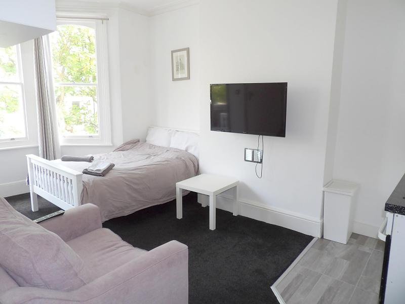 *NEW TO THE MARKET* Don't miss out - View this fantastic furnished #student friendly studio flat! bit.ly/2suzx2T