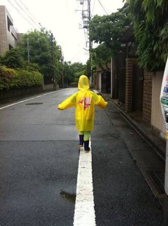 昔、白線の上だけ歩く遊びやったことある人正直にRT