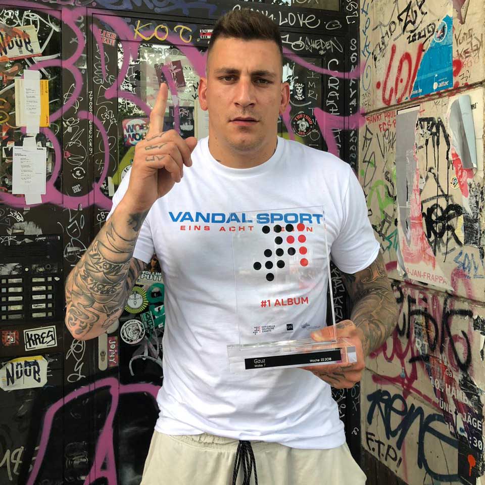 Besser als 29 Neueinsteiger - und zwar deutlich: #Gzuz holt sich seine dritte Spitzenplatzierung und den #1 Award der Offiziellen Deutschen Album-Charts. Herzlichen Glückwunsch! 💪💯🏆 #187 <a href="/187_erz/">187 Strassenbande</a> <a href="/UmusicGermany/">Universal Music DE</a>