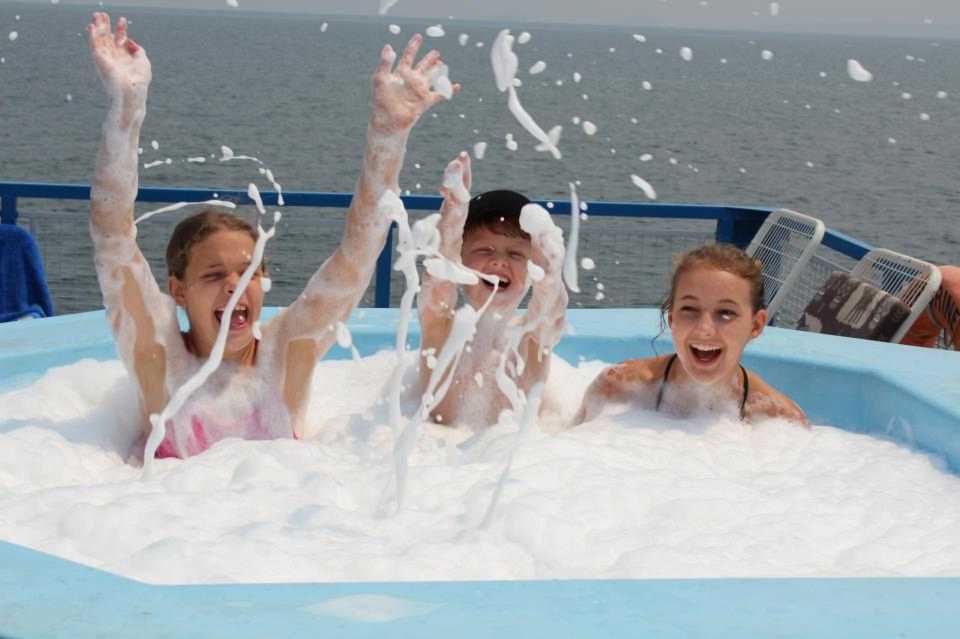 KaribaHolidays's tweet image. Kids just love #Jacuzzis and #splashpools on houseboats. Well, adults do, too. #VisitKariba #VisitZimbabwe #TakeYourPleasureSeriously #ZimNandi