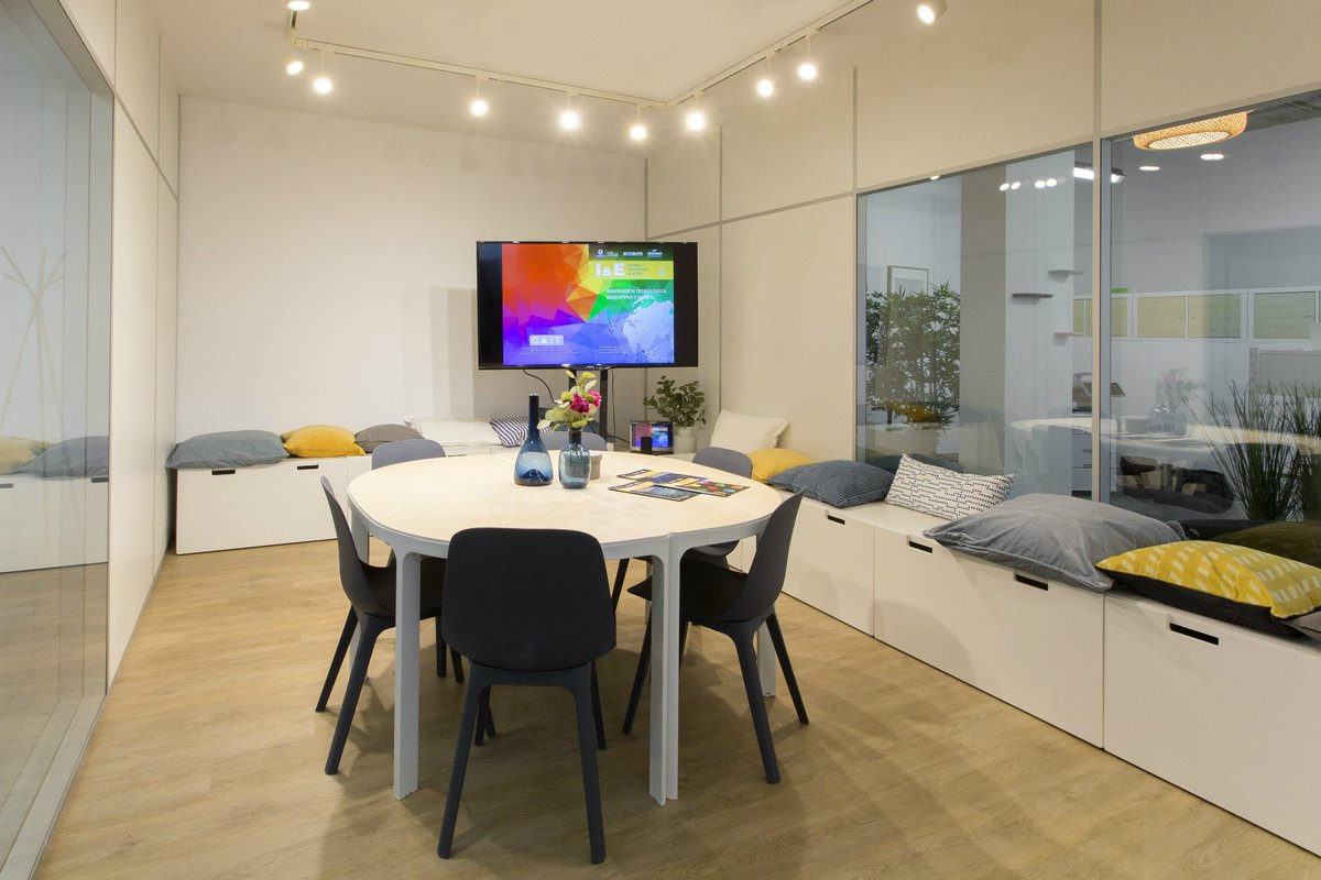 La_UPM's tweet photo. Así de espectacular ha quedado el nuevo Living Lab de la UPM dedicado a la innovación y el emprendimiento. ¡Gracias a #EmmeStudio y a @IKEASpain por ayudarnos en su diseño! @actuaupm https://t.co/C37da96FjV