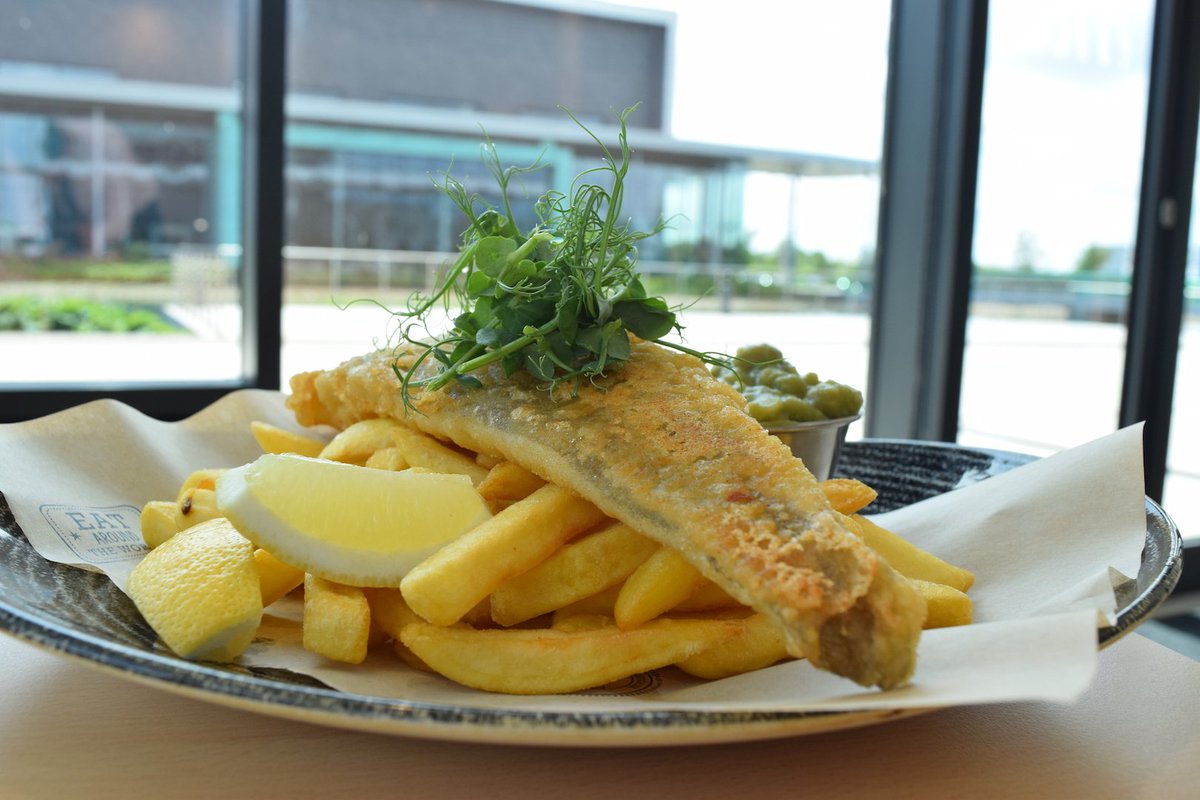 GraceAndFlav's tweet photo. It's Friday and #NationalFishAndChipDay! So the question is do you have mushy peas or gravy? https://t.co/0HXOjbYEkQ
