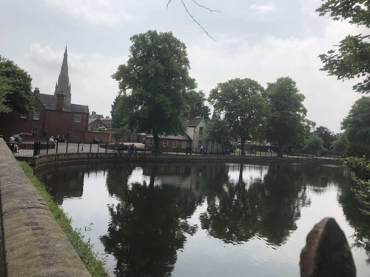 KIRSTDARBMOTO's tweet image. Ohhh @Downing_P look at this 😍😍 what a great team effort and how fabulous are these apartments looking!! Can I buy one?? #Cathedralviews #penthouse @BromfordHomes @Lichfield_DC